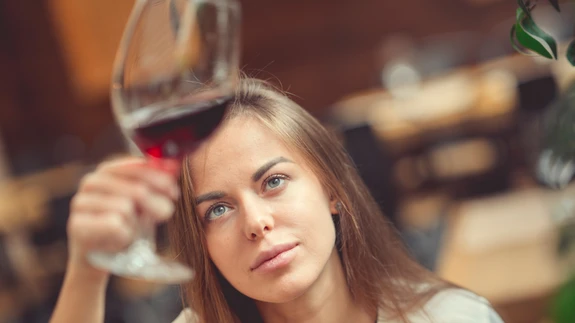 Kui juua iga päev lõuna- ja õhtusöögi juurde klaas veini, siis nädalaga koguneb seda 14 alkoholiannust.