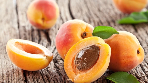 Aprikoosis leidub beetakaroteeni.