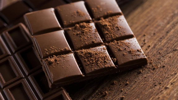 Piimašokolaad sisaldab kofeiini vähem kui tume šokolaad. Ettevaatust tumeda šokolaadi liialdamisega hilja õhtul.