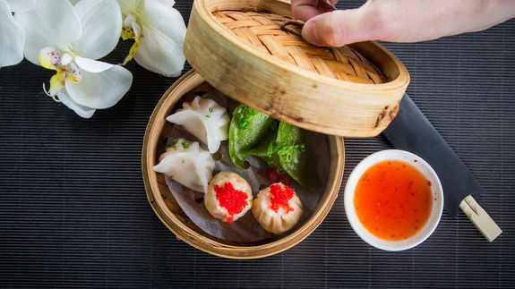 Müügil on lihtsaid bambuskorvikesi, millega saab aurutada sobiva suurusega vokkpanni või keedupoti peal.