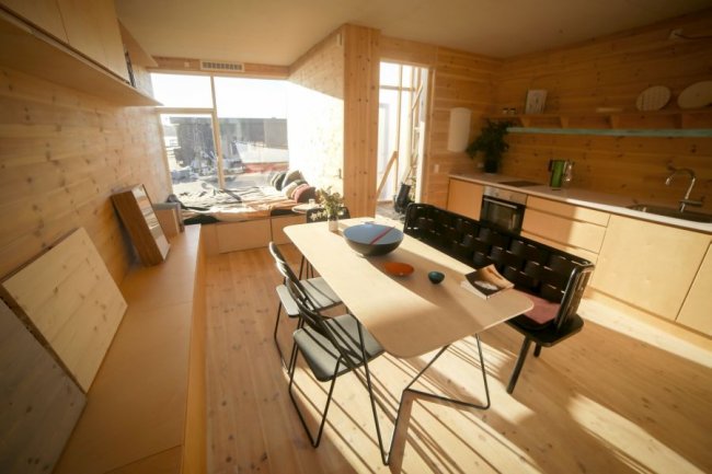 Taani firma CPH Containers konteinermaja sisevooder on puidust. Laematerjaliks on tulekindel kiudplaat. Elektri- ja vee- ning kanalisatsiooniühendused saab kergelt lahendada olemasolevate võrkude kaudu.